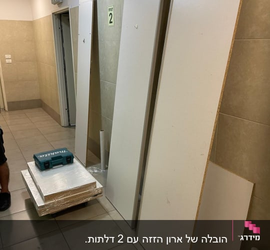 לוחות עץ וכלי עבודה במסדרון